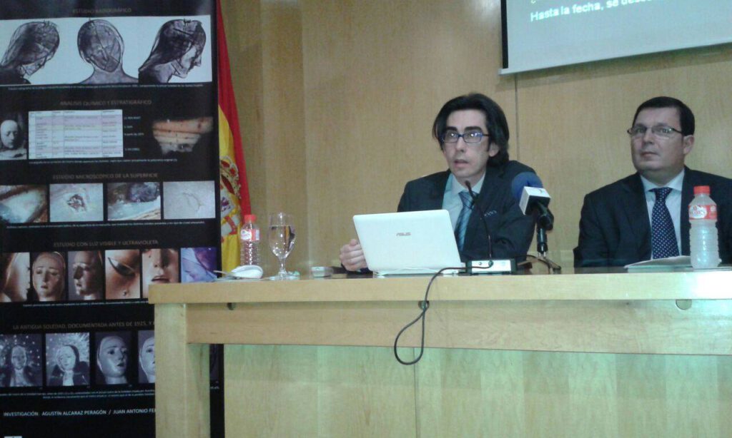 Juan Antonio Fernández Labaña y Agustín Alcaraz Peragón durante la conferencia para exponer los detalles de la investigación en torno a la antigua mascarilla.